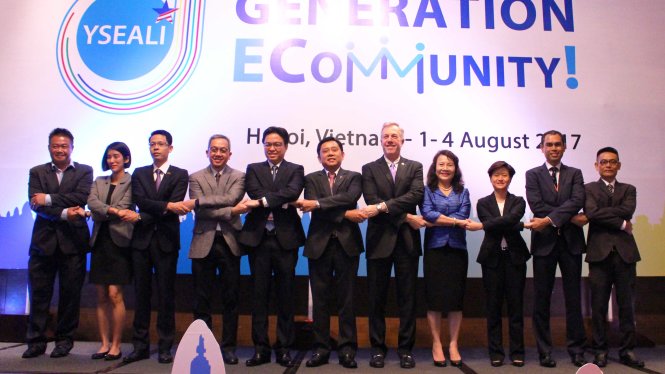Đại diện lãnh đạo Việt Nam, Hoa Kỳ và các nước thành viên khác của ASEAN cam kết tạo ra kết nối bền vững trong cộng đồng ASEAN - Ảnh: H.THANH