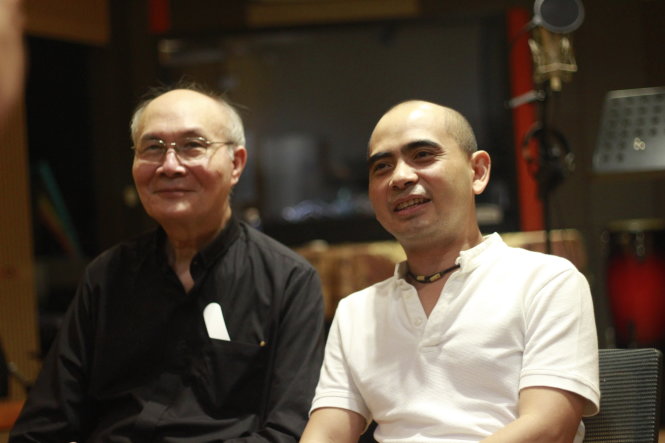 Nhạc sĩ Vũ Thành An và nhạc sĩ Đức Trí  tại phòng thu MPU (TP.HCM) vào sáng 3-8.
