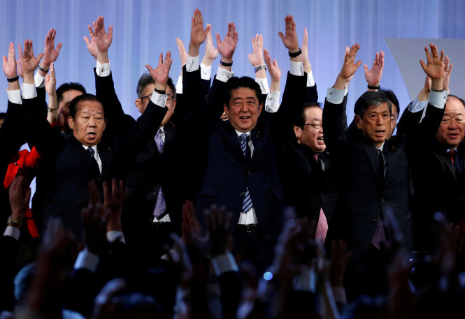 Thủ tướng Shinzo Abe và các thành viên Đảng Dân chủ Tự do tại đại hội đảng hồi 3-2017 - Ảnh: Reuters