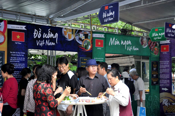 Du khách và người dân thưởng thức ẩm thực tại lễ hội ẩm thực đường phố, trong khuôn khổ Hội chợ du lịch quốc tế VN 2017 - Ảnh: V.V.TUÂN