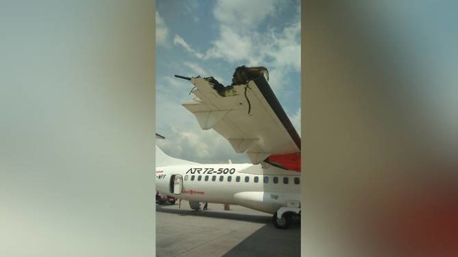 Cánh máy bay ATR bị gãy rụng - Ảnh: TWITTER