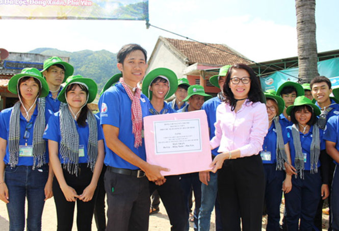 Phó chủ tịch UBND TP.HCM Nguyễn Thị Thu tặng quà, động viên các chiến sĩ tình nguyện tại xã Đa Lộc (huyện Đồng Xuân) - Ảnh: TRUNG HIẾU