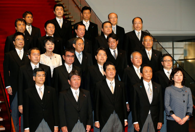 Nội các mới của Thủ tướng Nhật Bản Shinzo Abe có hai vị trí do phụ nữ đảm nhiệm là Bộ trưởng Tư pháp Yoko Kamikawa (áo trắng) và Bộ trưởng Nội vụ Seiko Noda (hàng dưới cùng, bên phải) - Ảnh: Reuters
