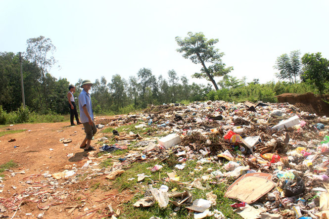 Bãi chứa rác thải của xã Phúc Do, huyện Cẩm Thủy (Thanh Hóa) rất gần khu đất tái định cư ở thôn Phúc Tân, gây ô nhiễm môi trường - Ảnh: HÀ ĐỒNG