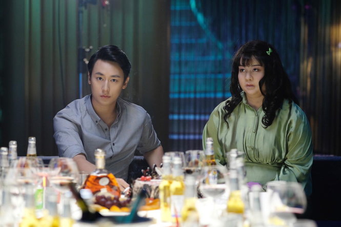 Rocker Nguyễn (vai Anh Khang) và Minh Hằng (vai Hà My/Lily) trong phim Sắc đẹp ngàn cân - Ảnh: ĐPCC