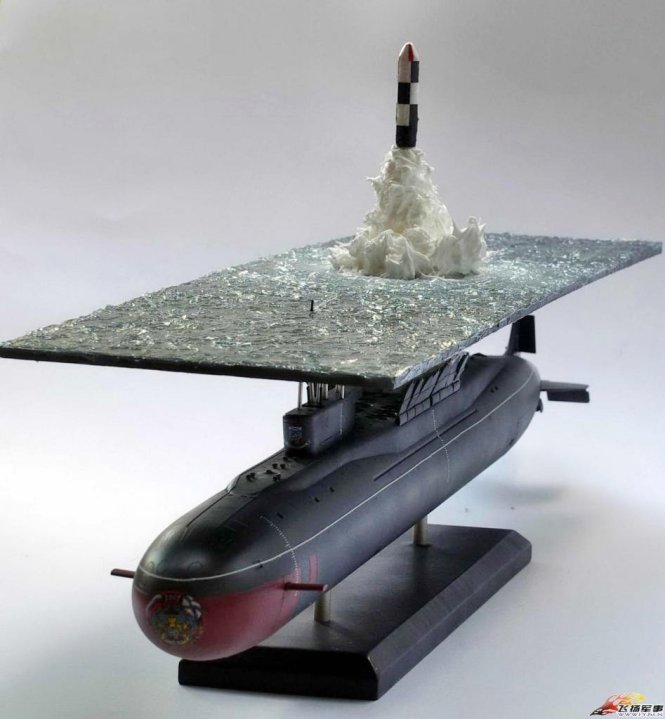 Mô hình tàu ngầm hạt nhân phóng tên lửa lớp Borei của Nga - Ảnh: REDDIT
