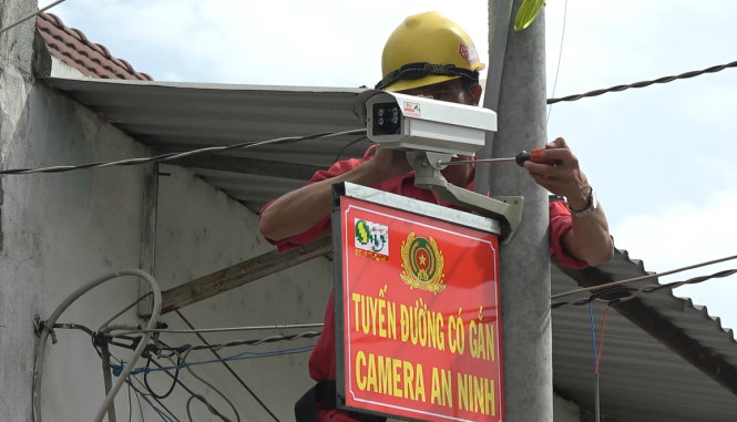 Lắp đặt camera an ninh tại con đường cạnh bến xe An Sương (xã Bà Điểm, huyện Hóc Môn) - Ảnh: NGOC KHẢI