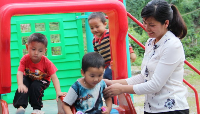 Giờ hoạt động vui chơi ngoài trời của các cô trò Trường mầm non xã Tam Thanh, huyện vùng cao Quan Sơn - Ảnh: HÀ ĐỒNG