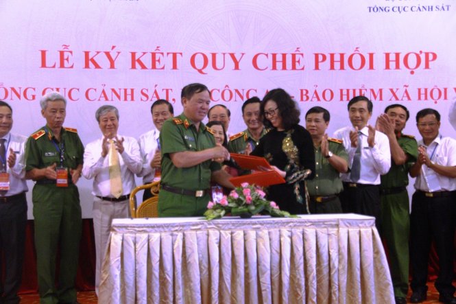 Đại diện Tổng cục Cảnh sát ký và BHXH Việt Nam ký quy chế phối hợp công tác phòng, chống tội phạm và các hành vi vi phạm pháp luật BHXH giai đoạn 2017-2020 - Ảnh: NHẬT LINH