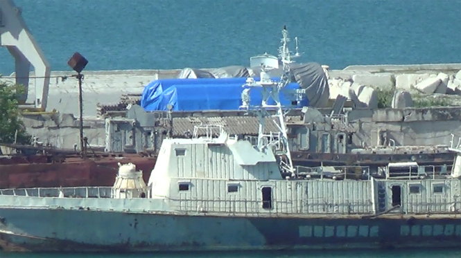 Thiết bị của Siemens (phủ bạt màu xanh) cặp cảng Feodosia của Crimea ngày 11-7 - Ảnh: REUTERS