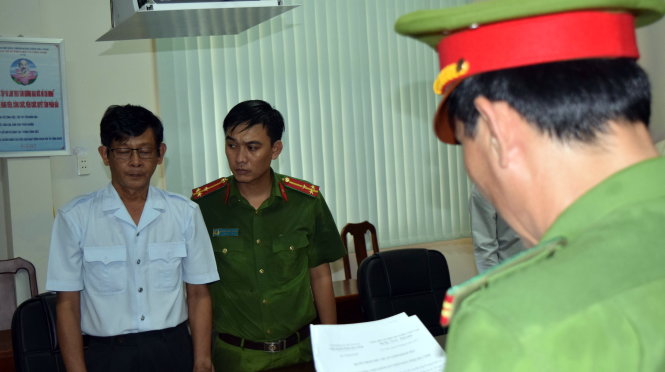 Cơ quan Cảnh sát Điều tra Công an tỉnh Trà Vinh tống đạt quyết định khởi tố, bắt giam ông Trần Hồng Nguyên - Ảnh: Công an cung cấp