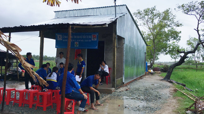 Chiến sĩ mùa hè xanh làm nhà và đường cho người dân nông thôn tại tỉnh Kiên Giang - Ảnh: N.NGỌC