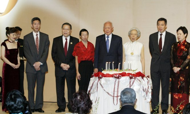 Thủ tướng Lý Quang Diệu (giữa) cùng các thành viên trong gia đình trong bức ảnh chụp năm 2003 - Ảnh: Reuters