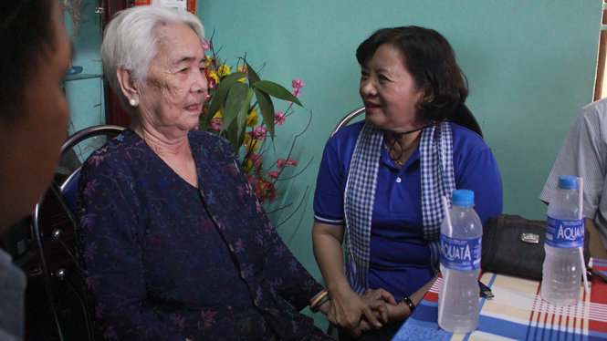 Đoàn công tác đến thăm mẹ Việt Nam anh hùng Huỳnh Thị Năm - Ảnh: NGUYÊN NGỌC