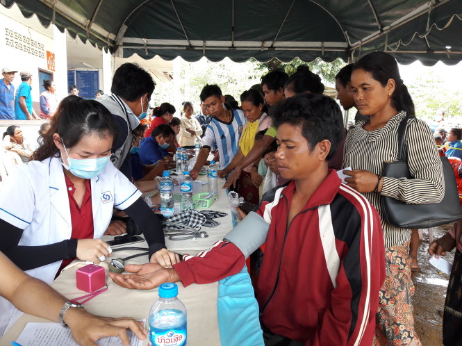 Các chiến sĩ tình nguyện khám bệnh cho người dân tại huyện Sanamxay (tỉnh Attapue, Lào) - Ảnh: Q.PHƯƠNG
