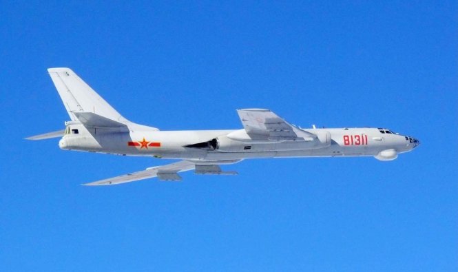 Máy bay ném bom H-6 của Trung Quốc - Ảnh: Kyodo