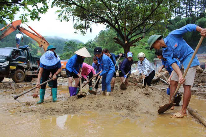 Người dân thị trấn Mù Cang Chải, Yên Bái, khắc phục hậu quả sau mưa lũ - ẢNH: CHÍ TUỆ