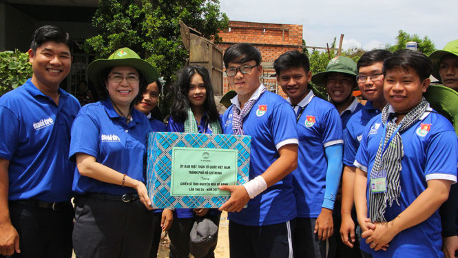 Lãnh đạo TP.HCM thăm các chiến sĩ Mùa hè xanh đang xây nhà nhân ái tại Tây Ninh - Ảnh: THU TRANG