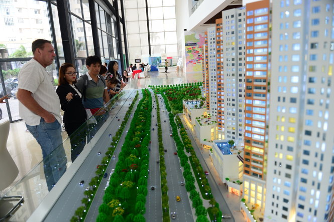 Khách nước ngoài tìm hiểu mua căn hộ tại một dự án ở Q.2, TP.HCM -
 Ảnh: Quang Định