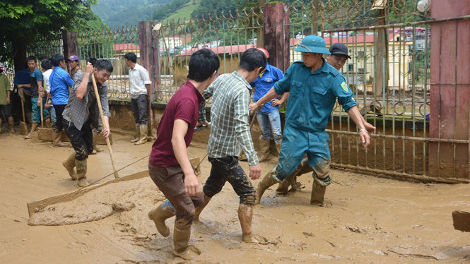 ĐVTN huyện Mù Cang Chải tham gia dọn dẹp bùn đất sau trận lũ sang 3-8 - Ảnh: DUY QUỲNH
