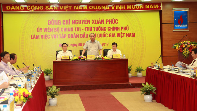 Thủ tướng Nguyễn Xuân Phúc, các phó thủ tướng Vương Đình Huệ, Trịnh Đình Dũng và lãnh đạo nhiều bộ, ngành tại cuộc làm việc với Tập đoàn dầu khí VN - Ảnh: PVN