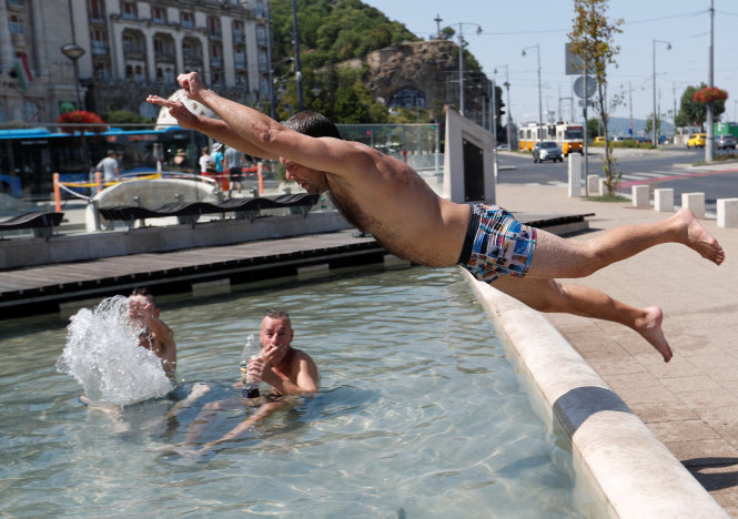 Người dân Budapest, Hungary, tranh thủ các hồ nước công cộng để giải nhiệt - Ảnh: Reuters
