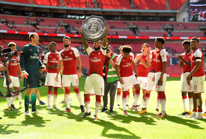 Các cầu thủ Arsenal nâng cao siêu cúp Anh 2017. Ảnh: REUTERS