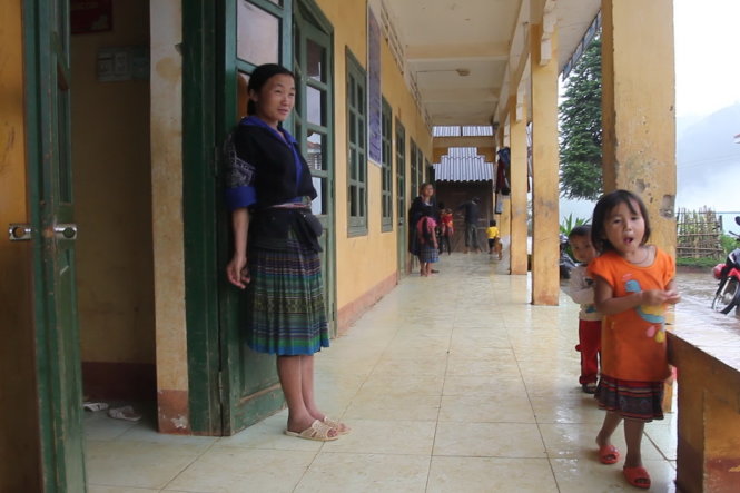 Chị Giàng Thị Chù cùng gia đình phải ở tạm trong một lớp học của trường THCS Kim Nọi - Ảnh: QUANG DỰ