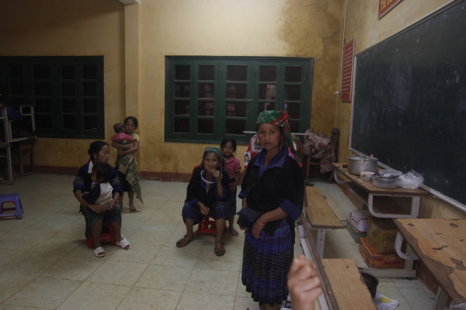 Tại điểm trường THCS Kim Nọi, hiện có 4 hộ gia đình đang ở tạm trong lớp học sau khi nhà cửa bị lũ cuốn trôi - Ảnh: QUANG DỰ

