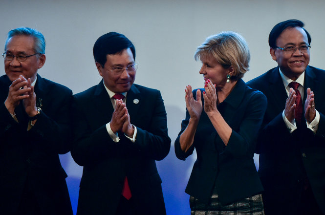Phó Thủ tướng, Bộ trưởng Ngoại giao Phạm Bình Minh và người đồng cấp Úc Julie Bishop (thứ hai từ phải sang) trong hội nghị Ngoại trưởng ASEAN-Úc ngày 6-8 - Ảnh: Reuters
