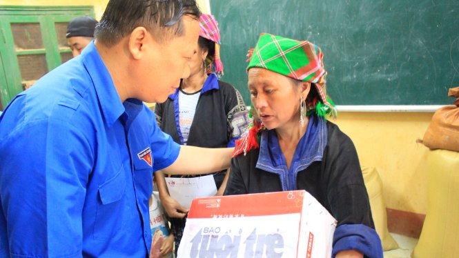 Anh Nguyễn Phi Long, bí thư Trung ương Đoàn tặng các phần quà của bạn đọc báo Tuổi Trẻ cho các hộ dân tại bản Kháo Giống, xã Kim Nọi, huyện Mù Cang Chải.