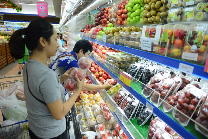 Người tiêu dùng chọn mua trái cây tại một siêu thị ở TP.HCM - Ảnh: QUANG ĐỊNH