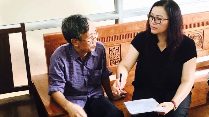 Ông Hàn Đức Long và luật sư Vũ Thị Nga - trưởng văn phòng luật sư Công Lý Việt - Ảnh: GIANG LONG