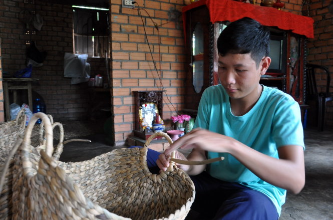 Trí phụ mẹ đan giỏ lục bình trong những ngày chờ nhập học - Ảnh: Đông Hà