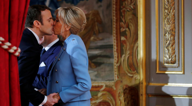 Vợ chồng tổng thống Pháp Emmanuel Macron - Ảnh: Reuters