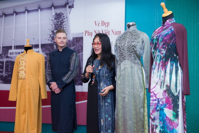Nghệ sĩ Minh Ngọc (phải) và Kyo York chia sẻ đôi nét về chiếc áo dài mà mình gửi tặng Bảo tàng