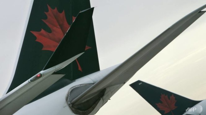 Một chiếc máy bay của hãng Air Canada đụng trúng cánh một chiếc máy bay Ba Lan trên đường băng tại sân bay quốc tế Pearson, Toronto - Ảnh: AFP