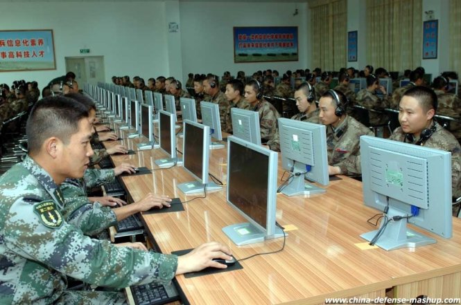Binh sĩ Trung Quốc học với máy tính - Ảnh: AFP