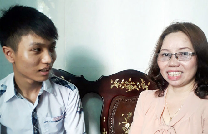 Cô giáo Nguyễn Thị Xuân hỏi thăm, động viên học trò Võ Minh Hiếu - Ảnh: ANH THƯ