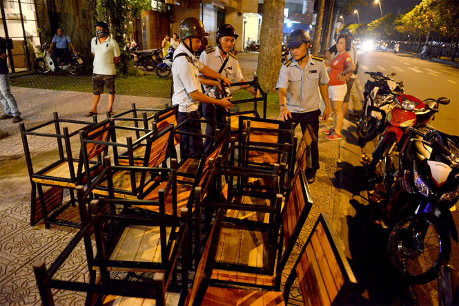 Nhiều bàn ghế một quán nhậu trên đường Hoàng Sa bị tịch thu do lấn chiếm vỉa hè - Ảnh: LÊ PHAN