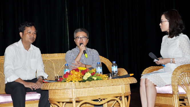 GS Ngô Bảo Châu (giữa) và GS Trần Nam Dũng (trái) tại buổi trò chuyện với HS-SV Bà Rịa- Vũng Tàu sáng 8-7 - Ảnh: ĐÔNG HÀ