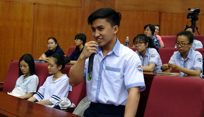 Một học sinh trường THPT Minh Đạm đặt câu hỏi với GS Ngô Bảo Châu - Ảnh: ĐÔNG HÀ