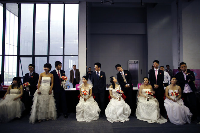 Các cặp đôi xếp hàng đợi đến lượt để được tham gia trải nghiệm đám cưới, một phần sự kiện mai mối tại Thượng Hải nhằm động viên các cặp đôi lập gia đình. Ảnh: REUTERS