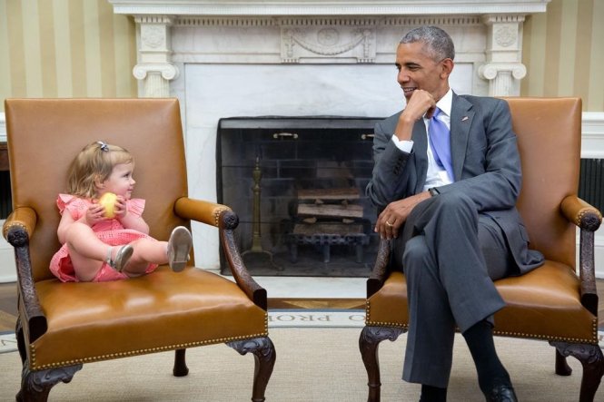 Tổng thống Barack Obama ngồi cạnh một em nhỏ trong phòng Bầu dục ngày 22-6-2016 - Ảnh: NBC