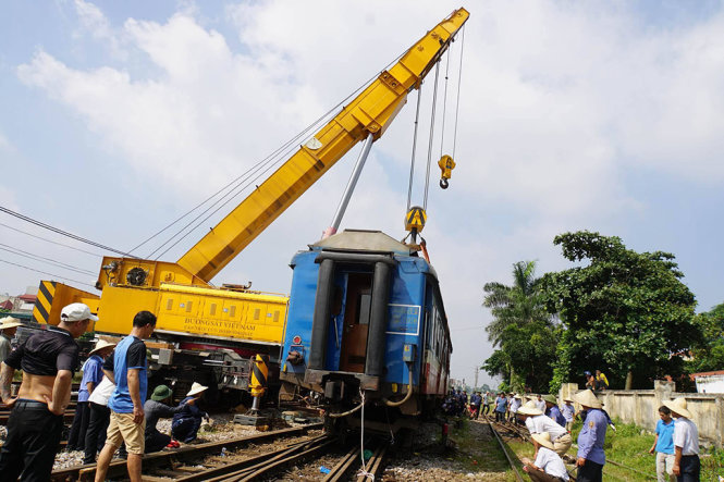 Ngành đường sắt huy động hơn 100 người giải cứu 2 toa tàu bị trật bánh -
 Ảnh: SĨ THƯỜNG