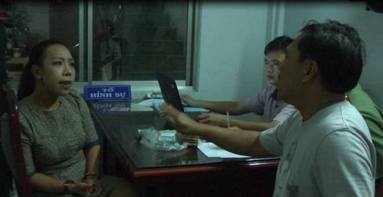 Phạm Lê Hoàng Uyển (trái) bị bắt quả tang khi nhận 280 triệu từ doanh nghiệp - Ảnh: PHAN TẠI