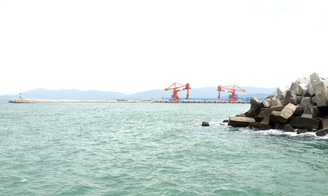 Kè đá tạo âu, luồng cho tàu chở than vào cảng ở nhiệt điện Vĩnh Tân - Ảnh: ĐÔNG HÀ
