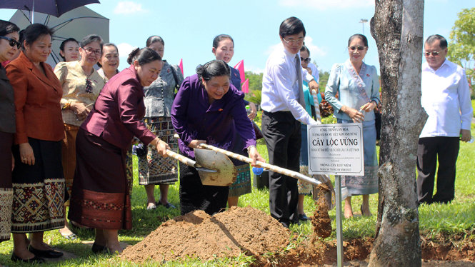 Đoàn nữ đại biểu quốc hội Việt-Lào trồng cây lưu niệm tại Tượng đài mẹ Việt Nam anh hùng Quảng Nam - Ảnh: L.T
