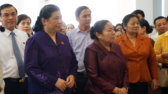 Đoàn nữ đại biểu quốc hội Việt-Lào thăm quan nhà trưng bày Tượng đài mẹ Việt Nam anh hùng Quảng Nam - Ảnh: L.T