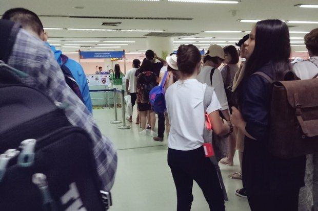 Hành khách chờ làm thủ tục ở sân bay quốc tế Don Mueang, thành phố Bangkok ngày 7-8 - Ảnh: Bangkok Post